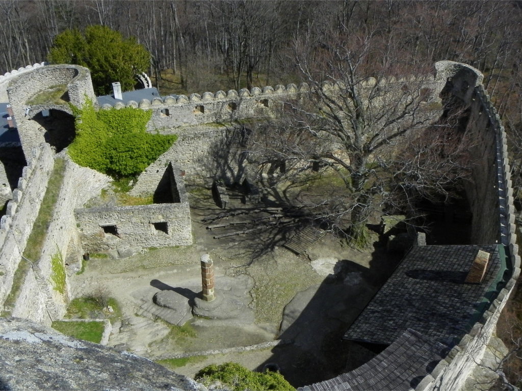 Widok na dziedziniec na zamku Chojnik