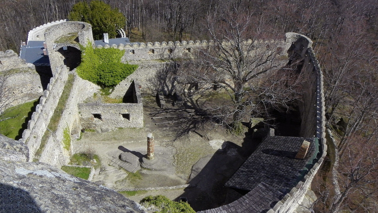 Widok na dziedziniec na zamku Chojnik Widok na dziedziniec na zamku Chojnik