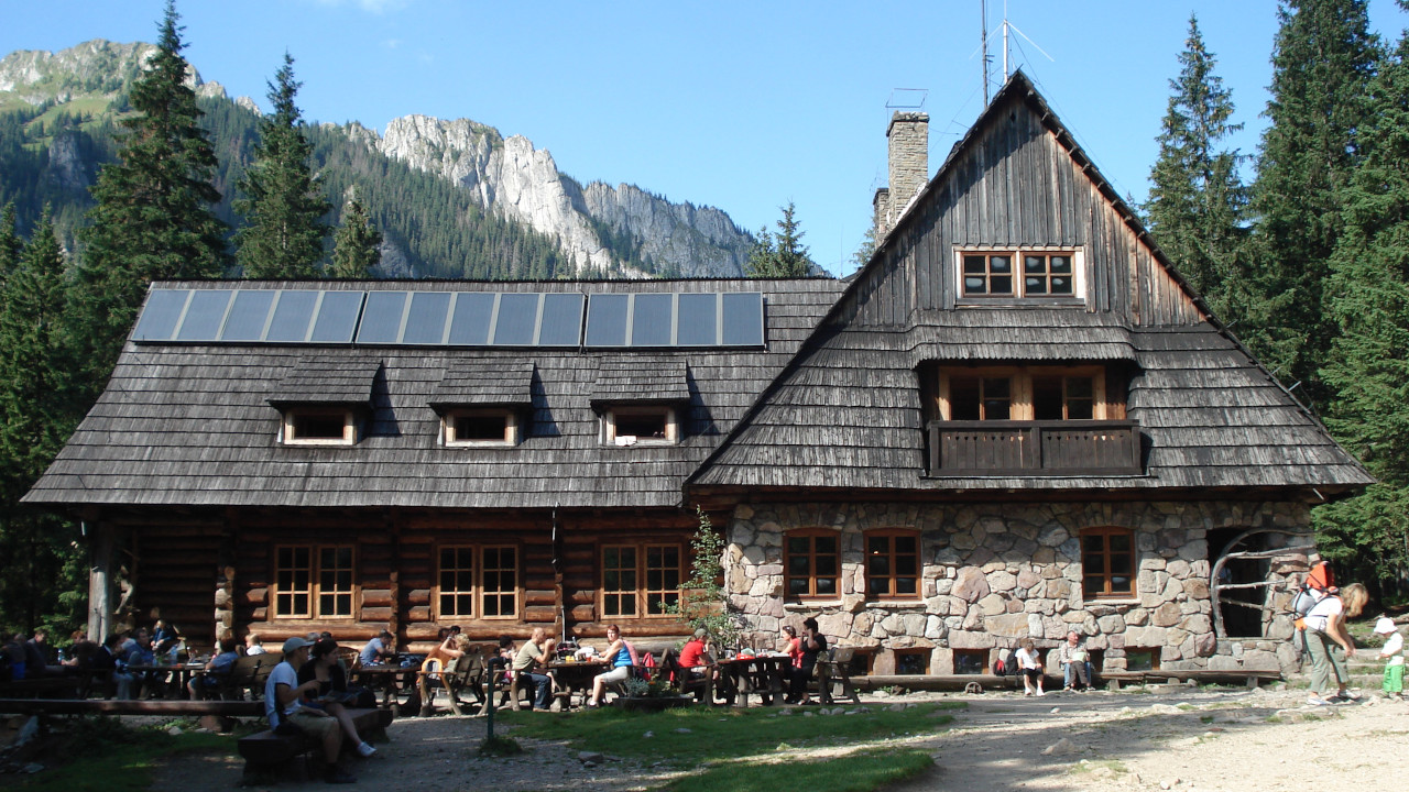Schronisko w Dolinie Kościeliskiej Schronisko w Dolinie Kościeliskiej