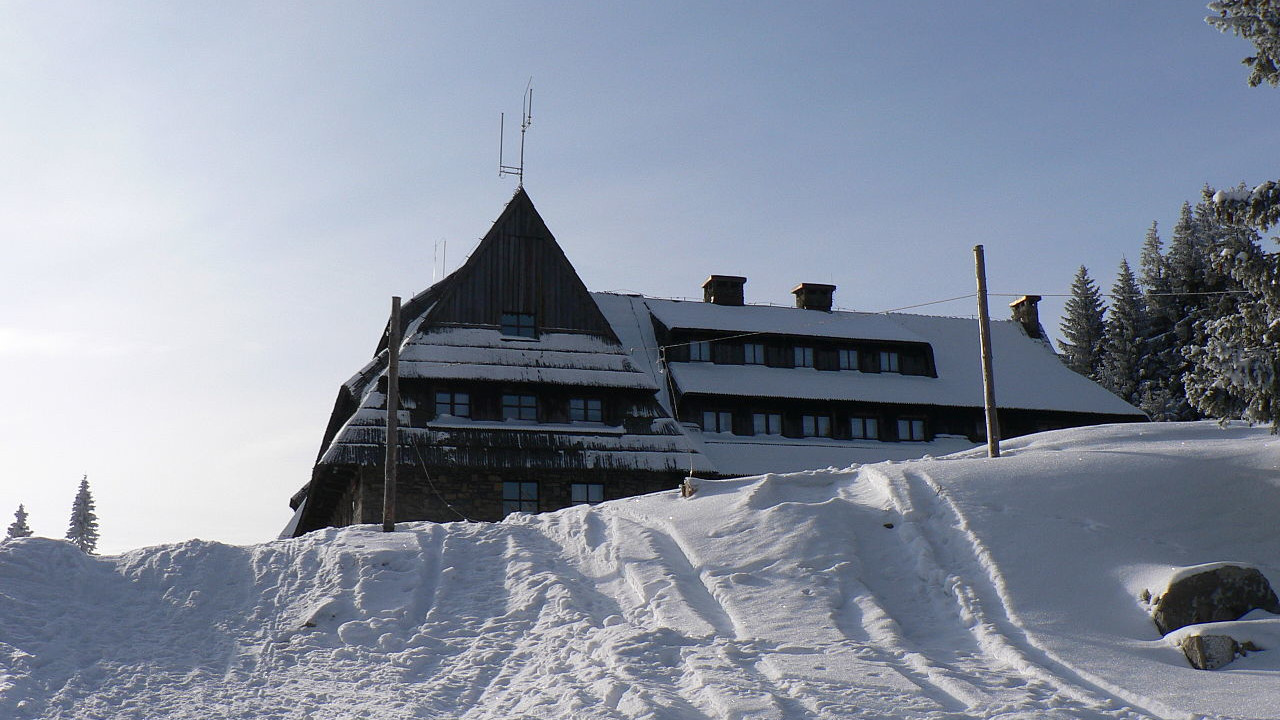 Schronisko na Turbaczu zimą Schronisko na Turbaczu zimą